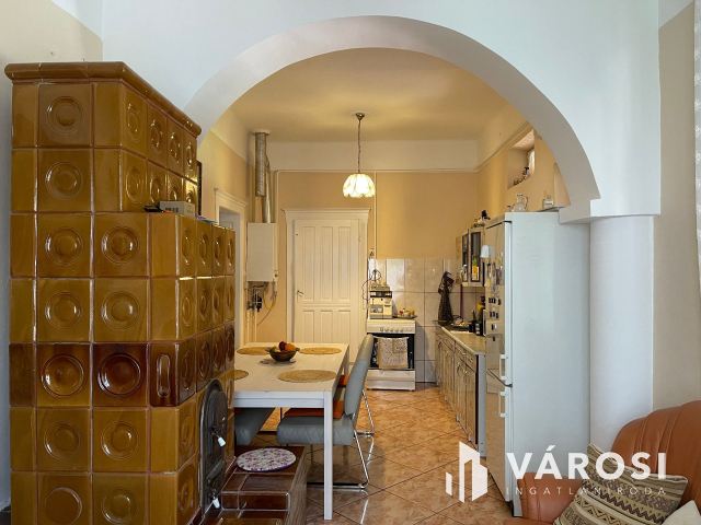 Frekventált helyen családi ház eladó