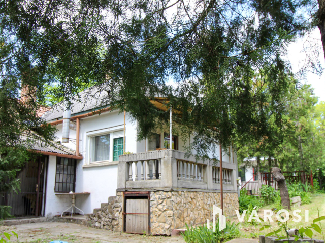 Megosztható telek, két családi házzal Únyon