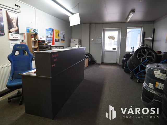 Ipari komplexum, frekventált helyen