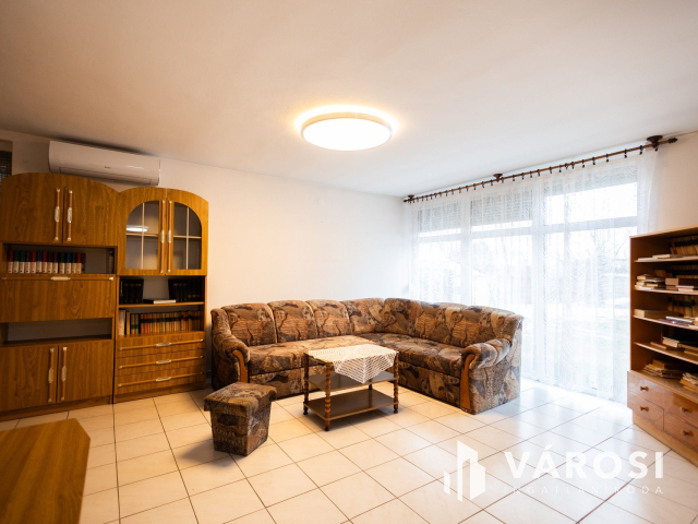 Jó lokáció, sok szoba, nagy telek