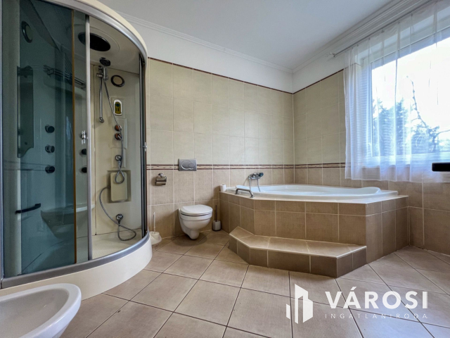 Baglyasalja elején, újszerű családi ház eladó!