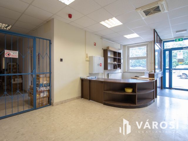 Telephely irodaházzal, 180 m2-es üzlettel és parkolókkal