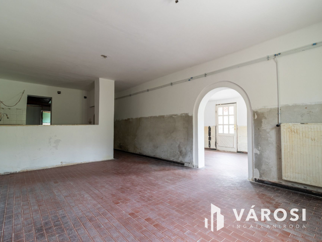 Eladó üzlethelyiség nagy telekkel Bicskén