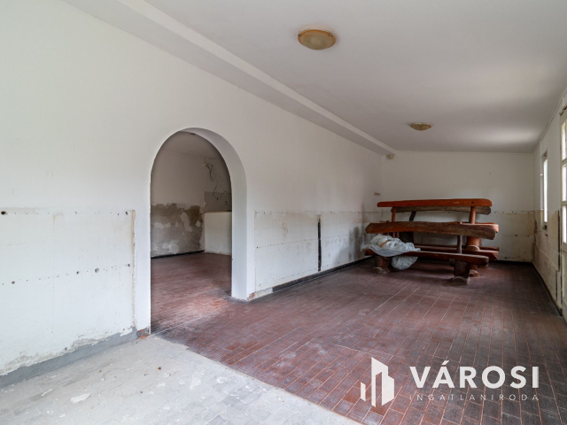 Eladó üzlethelyiség nagy telekkel Bicskén