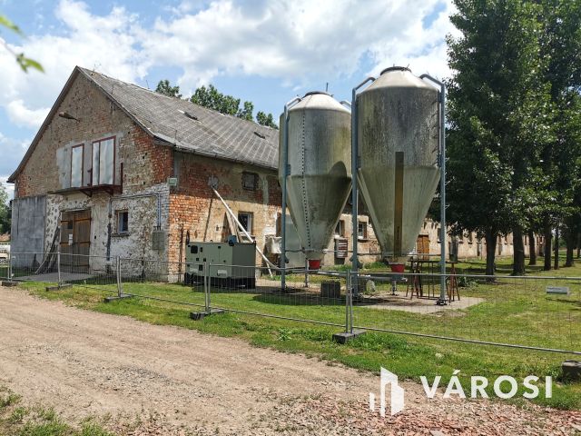 Működő állattartó farm berendezésekkel együtt eladó!