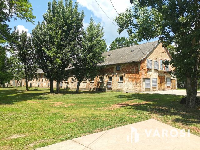 Működő állattartó farm berendezésekkel együtt eladó!