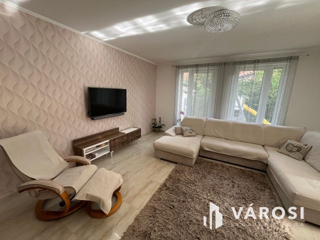 Debrecen Kertvárosi Lakóparkban Igényes Szép Ház