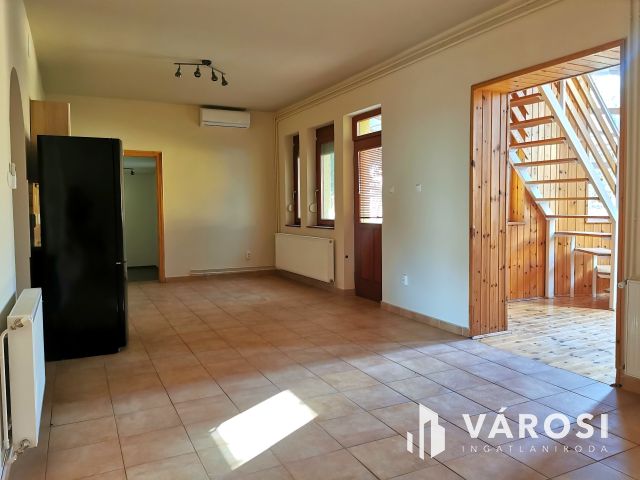 Családi ház + 3 lakás kiváló környéken eladó!