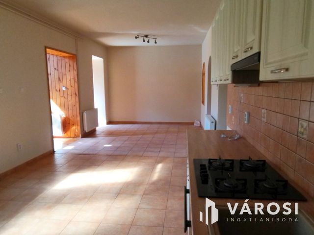 Családi ház + 3 apartman egyben kedvelt környéken!