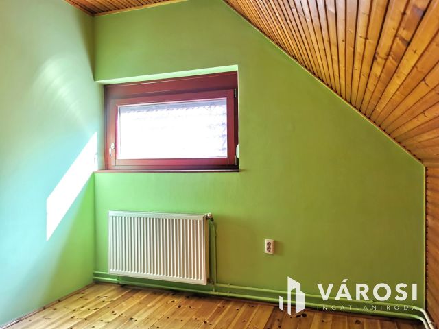 Családi ház + 3 apartman egyben kedvelt környéken!