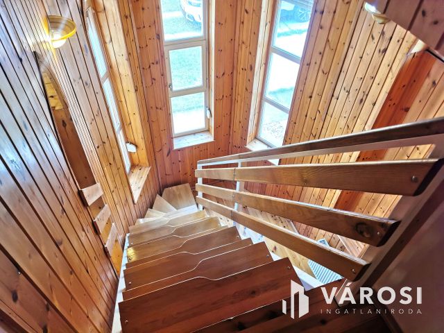 Családi ház + 3 apartman egyben kedvelt környéken!