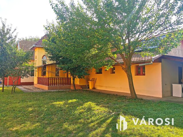 Családi ház + 3 apartman egyben kedvelt környéken!