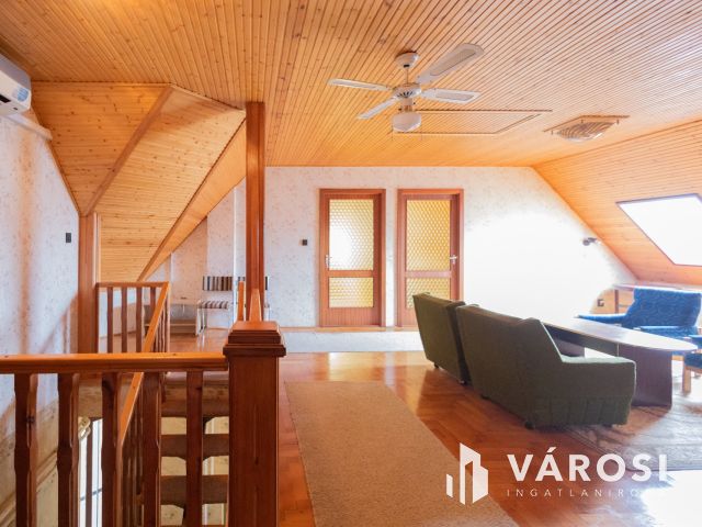 Jó szerkezetű kétgenerációs ház a Fürdőövezetben