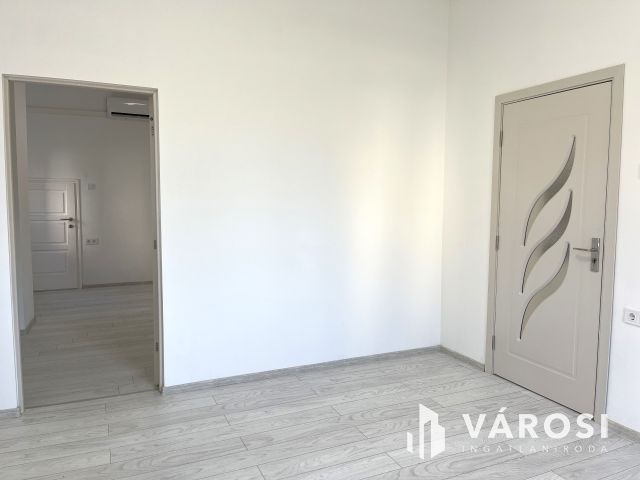 Teljesen felújított, földszinti lakás Orosháza belvárosában