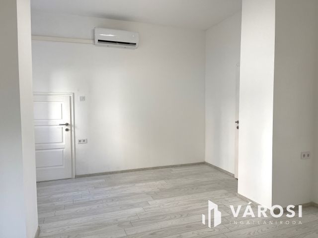 Teljesen felújított, földszinti lakás Orosháza belvárosában