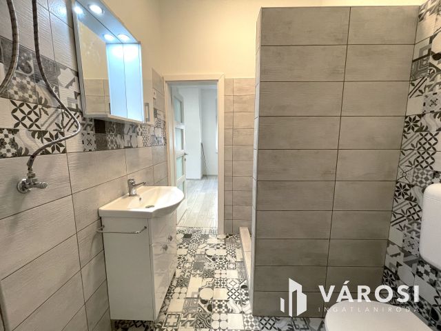 Teljesen felújított, földszinti lakás Orosháza belvárosában