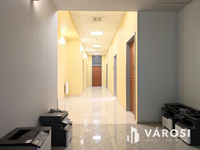 Békéscsaba szívében történelmi épület számtalan lehetőséggel