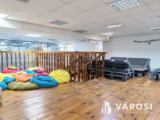 Békéscsaba szívében történelmi épület számtalan lehetőséggel