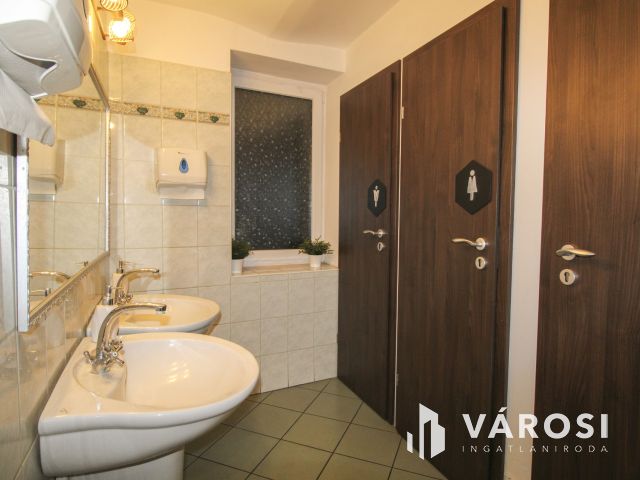 Eladó háromszintes vendéglátó egység Szegeden