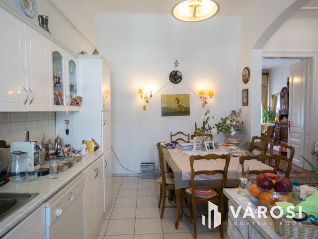 Nagypolgári villa jellegű ház, két önálló lakással