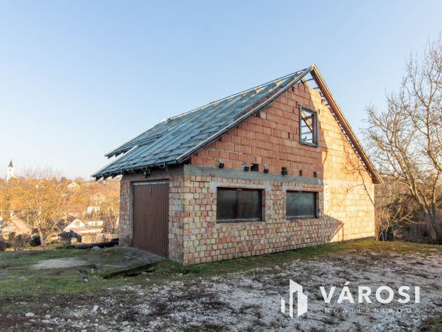 Szerkezetkész, építési engedélyel, tervel, eladó Gyermelyen