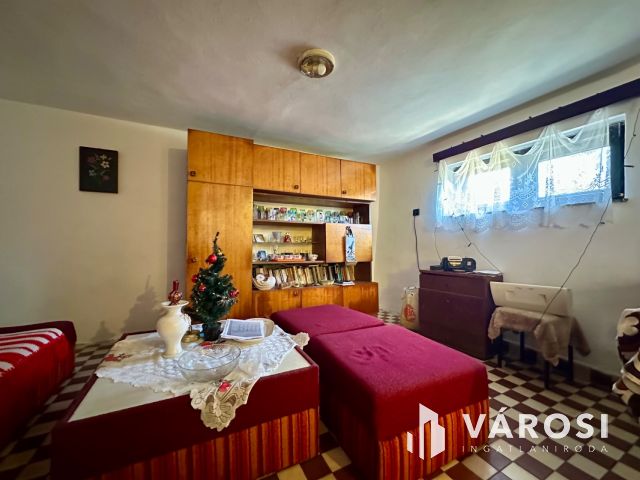 Károlyi csendes részén, felújítandó családi ház eladó!