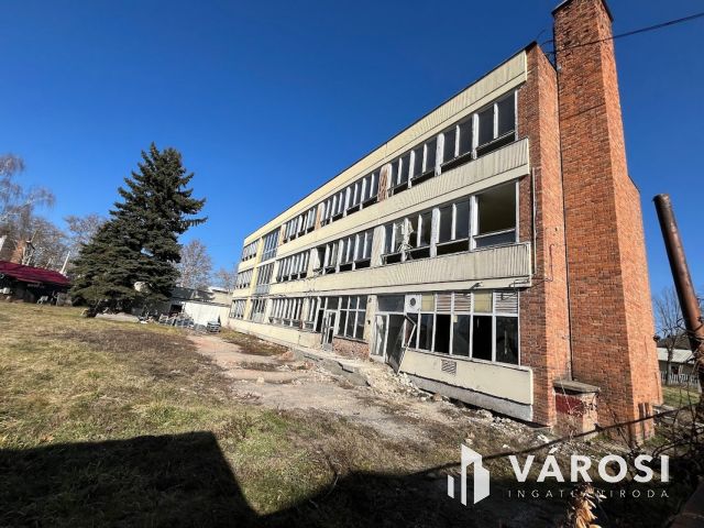 Debrecen kiemelt ipari részén, telephely, irodaház eladó!