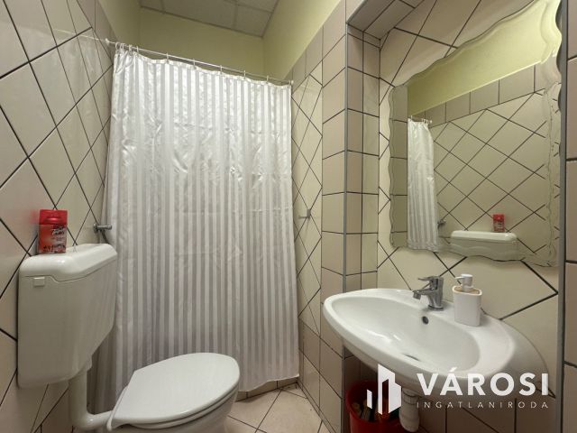 Füleki úton 76 nm-es üzlethelyiség kiadó!