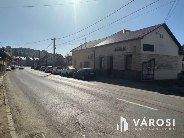 Füleki úton 76 nm-es üzlethelyiség kiadó!