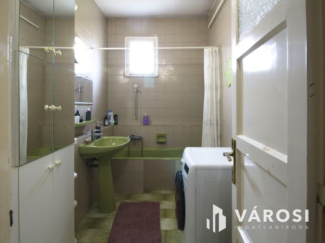 Közkedvelt utcában ikerház eladó!