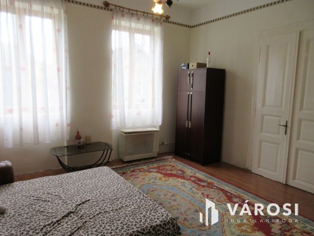 Felújított, belvárosi, polgári ház, hatalmas terasz, garázs!