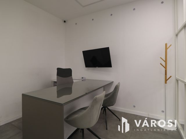 Impozáns üzlethelyiség szeged belvárosában.