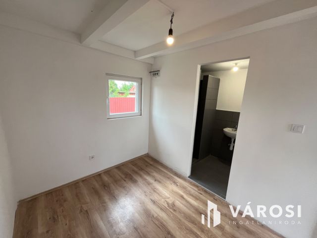 Debreceni csinos kis ház, aszfalt és busz közelében eladó!