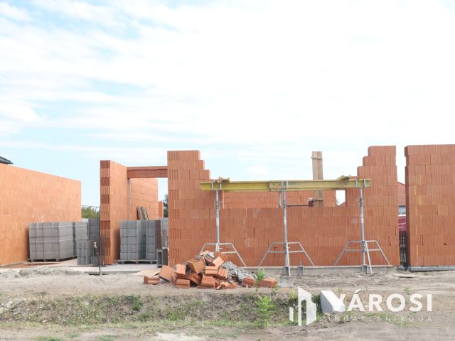 Mórahalom, kis sor-i lakóparkban lakások eladók.