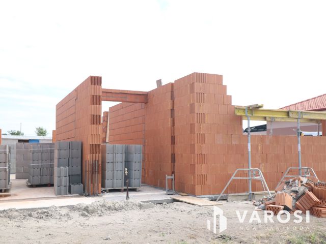 Mórahalom, kis sor-i lakóparkban lakások eladók.