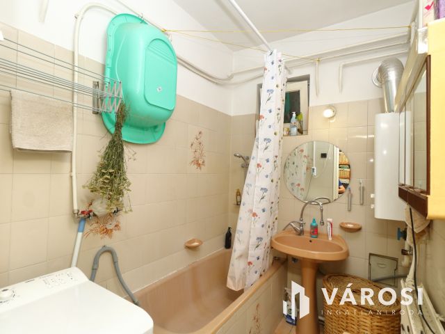 Kétgenerációs téglaház a Jókain.