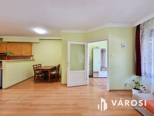 Full belvárosi, korszerű 2. emeleti liftes lakás