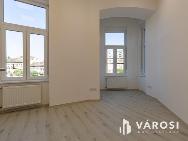 Mammut bevásárló központra panorámás lakás  a Széna téren