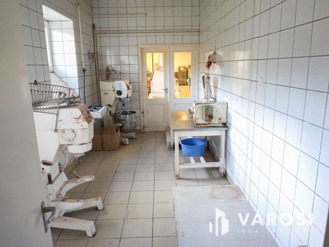 Élelmiszer feldolgozó ár alatt eladó!