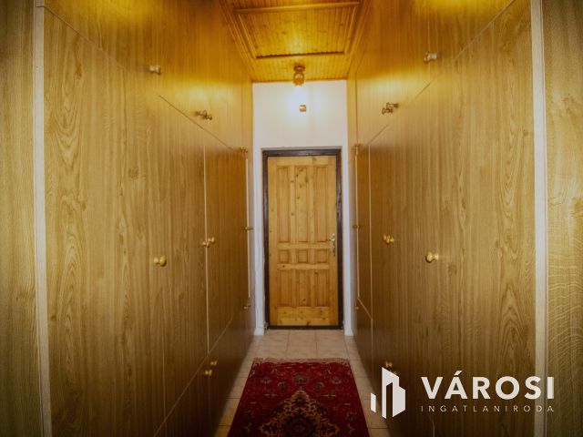 Napelemes, 2 szintes családi ház, haszonélvezettel Gyulán