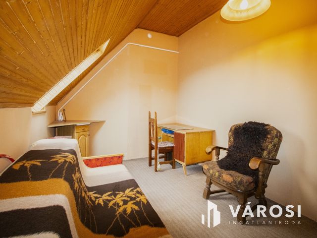 Napelemes, 2 szintes családi ház, haszonélvezettel Gyulán