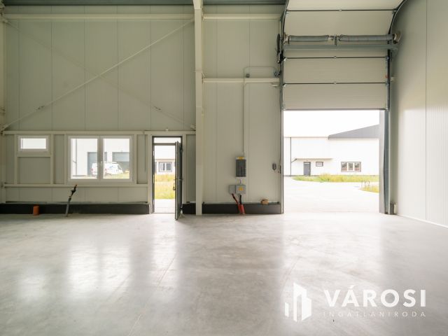 Eladó új, nagy belmagasságú raktár Vecsésen