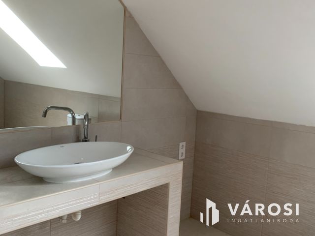 Egy  új, impozáns lakás eladó.