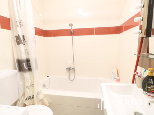 Csinos tégla lakás, autóbeállóval.