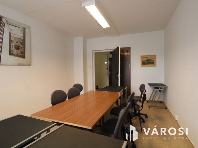 Belvárosi irodák, a Szilágyi utcában eladók.