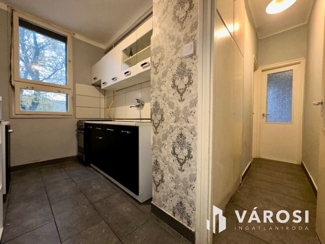 Acélgyári úton 4. emeleti, felújított, erkélyes lakás eladó!