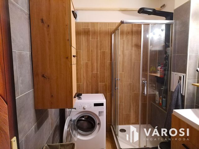 Igényesen felújított lakás a városközpont felett