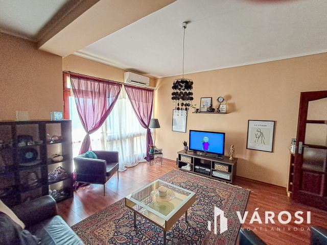Társasházi lakás 200 m2-es kertrésszel Hatvanban!
