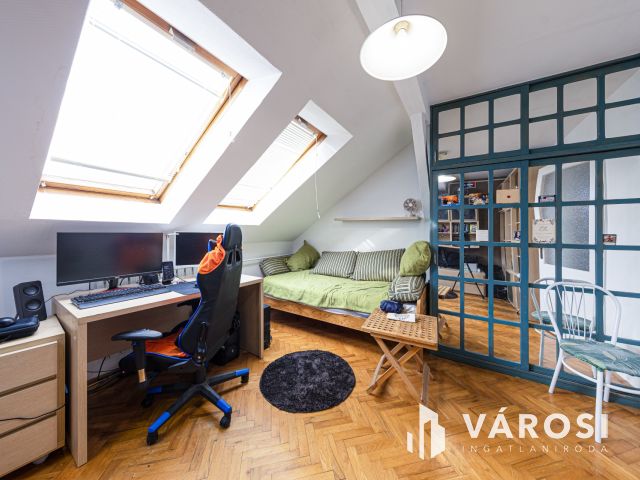 Látszó fagerendás tetőtéri lakás csendes utcában