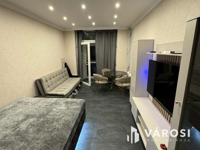 Debrecen Belvárosi, Nagyon Vagány Kis Lakás Kiadó!!!